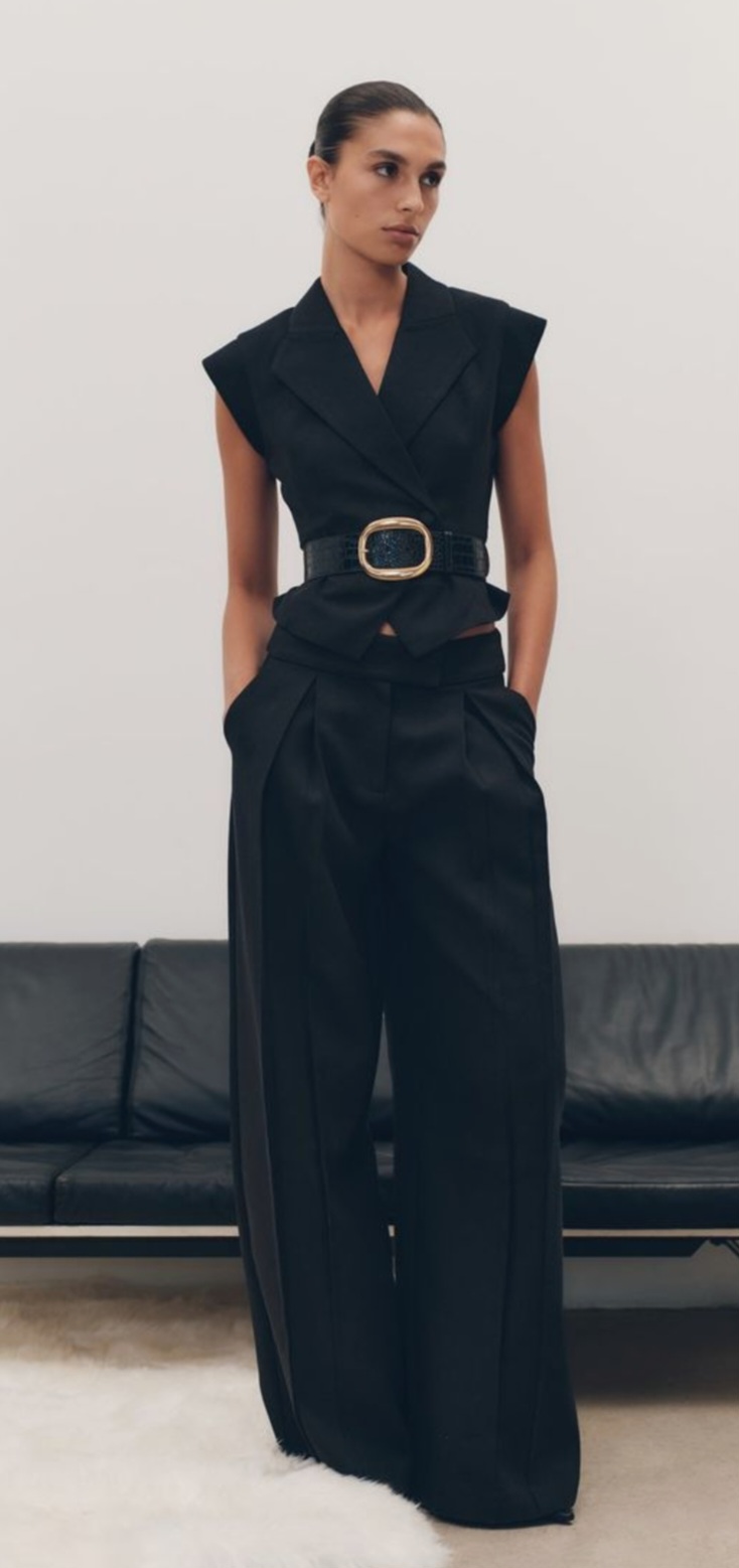 Lady dressed in belted tunic and loose pant.